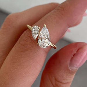 Anillo de Compromiso de Diamante Cultivado en Laboratorio con Corte Pera de 1.80 Ct y Oro Amarillo de 14K, Joyería Nupcial de Lujo Hecha a Mano - Product Image 2