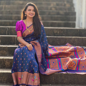 Hermoso Sari de seda con diseño de Zari Weaving Meenakari - Product Image 1