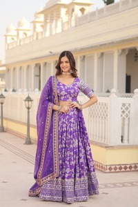 นักออกแบบล่าสุดการลําดับการเย็บปักถักร้อยเทียม Georgette ทํางาน Lahenga Choli โดย Fab Zone - Product Image 4
