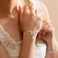 Pulsera Unisex Minimalista Cristiana con Nudo de Amistad, Plata 925 con Baño de Oro Vermeil, Inicial Personalizada y Piedra de Nacimiento, Cadena Grabada