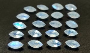 พลอยหลวมสีรุ้งมูนสโตนตัดเหลี่ยมเพชรพลอย2x4มม. สีฟ้าดูดี - Product Image 2