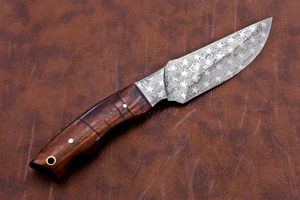 Couteau de skinner en acier damas fait à la main personnalisé avec manche en bois de rose belle gaine en cuir de qualité EDC supportée OEM - Product Image 3