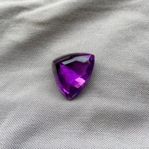 Gema de Amatista Natural Morada con Corte Trillón Triangular AAA de 7-9 Quilates, Esencial para Diseños de Joyería Únicos, Piedra de Nacimiento de Febrero - Product Image 3