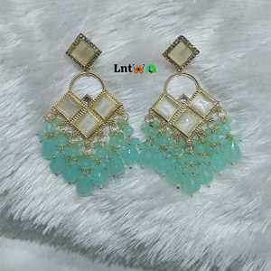 Boucles d'oreilles pendantes Kundan plaquées or à la mode avec des bijoux de déclaration ethnique en perles pour les mariages et les vêtements de fête - Product Image 1