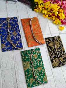 Pochette en soie brodée en gros pour femmes, sac Shagun à fermeture éclair |   Cadeau de remerciement pour baby shower, fête de pendaison de crémaillère et mariage - Product Image 5