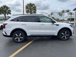 Kia Sorento 2022 de Segunda Mano con Volante a la Izquierda, Asientos de Cuero e Interior en Color Oscuro - Product Image 3