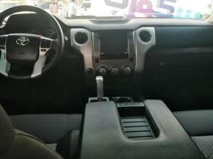 รถบรรทุกโตโยต้า ทันดรา ปี 2015 พวงมาลัยซ้าย มือสอง เครื่องยนต์เบนซิน ขับเคลื่อนสี่ล้อ ภายในเบาะหนังสีอ่อน พร้อมระบบควบคุมความเร็วอัตโนมัติและระบบปรับอากาศ - Product Image 4