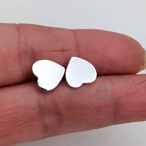 Boucles d'oreilles clous en argent sterling 925 avec cœur et diamant, design minimaliste élégant, cadeau délicat pour elle - Product Image 5