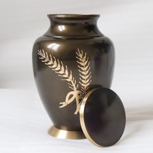 Urne de crémation en feuille d'érable en laiton fabriquée à la main Urne de cendres en métal durable imprimée sur mesure avec feuilles gravées couleur gris laté - Product Image 4