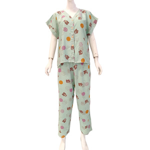 Pyjama décontracté pour femme, col en V, manches courtes et pantalon long, par Chrysanta - Product Image 6