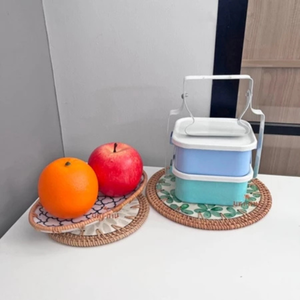 Posavasos artesanal de mimbre hecho en Vietnam de alta calidad TUYET DUNG, placa de ratán con incrustaciones de nácar y diseño de flores - Product Image 2