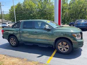 Nissan Titan SV 2024 Verde, Cabina Doble, Tracción en las Cuatro Ruedas, Automático, R18 (Usado en Excelentes Condiciones), Volante a la Izquierda, Paquete de Navegación y Remolque - Product Image 5