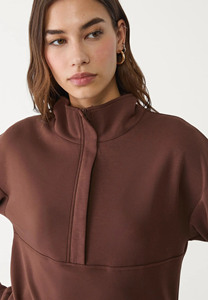 Sudadera marrón personalizada al por mayor de cuello alto para mujer suave al tacto con cremallera y manga larga Sudadera con capucha de entrenamiento de gimnasio para mujer - Product Image 3