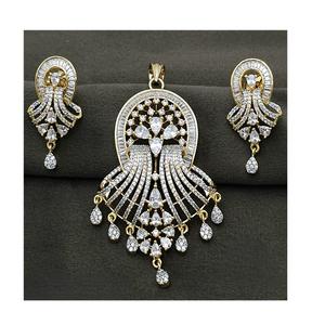 Ensemble de pendentifs de créateur pour femmes filles à la mode finition blanche dorée Zircon étincelant pour fiançailles fête de mariage cadeau en laiton - Product Image 1