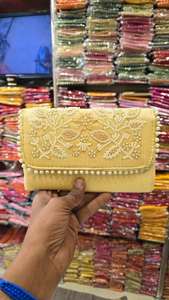 Bolso de Mano Clutch Indio Vintage Banjara, Bolso Clutch Kutch Bordado, Bolsa Natural con las Mejores Flores Tradicionales y Formas Geométricas - Product Image 4