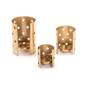 Bougeoirs couleur or en fer Ensemble de trois bougeoirs de taille différente pour l'hôtel de mariage et les événements - Product Image 1