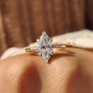 Anillo de compromiso con diamante marquesa y banda elegante cónica, engaste de 6 garras, claridad VS, certificado IGI - Product Image 1