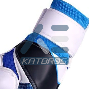 Gants de gardien de but de football UltraGrip avec paume rembourrée, surface de contact durable et résistante pour un équipement de football prêt pour le match - Product Image 2