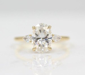Bague en diamant taille poire ovale en or blanc massif 10 carats cultivée en laboratoire pour fiançailles de mariage Halo caché avec «Love» gravé - Product Image 1