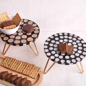 Support à gâteau élégant en résine et bois Aura Design moderne de jambe en métal pour dessert servant mariage et décoration de maison festive - Product Image 4