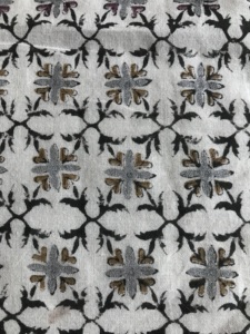 Tissu en coton imprimé à la main, motif géométrique noir en treillis avec des motifs floraux gris et moutarde - Product Image 2