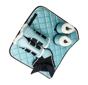 Ensemble de tapis de selle de cheval de qualité supérieure avec coussin matelassé brillant Bottes de protection des jambes Bonnet d'oreille pour grand animal par TARIQ MFG CO - Product Image 1