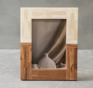 Cadre photo léger en résine et bois de style luxueux fait à la main 4x6 avec couleur et logo personnalisables pour la décoration de la maison Utilisation sur table - Product Image 1