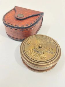 Brújula de Diseño Artesanal de Última Generación con Latón Puro y Forma Redonda Moderna con Caja de Cuero para Regalo - Product Image 2