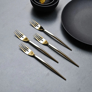 ชุดช้อนส้อมทองคำหรูหรา A Fork in the Road รุ่น Long Luxury พร้อมช้อนสแตนเลสสตีลขัดเงา - Product Image 3
