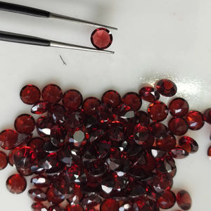 พลอยโกเมนแดงธรรมชาติ 5.5 มม. ทรงกลมเจียระไนแบบบริลเลียนท์ คุณภาพดีที่สุด สำหรับทำเครื่องประดับ - Product Image 2