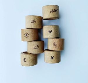 Anneaux de serviette en bois durables et écologiques faits à la main, design contemporain en stock, personnalisables pour une décoration de table élégante - Product Image 2