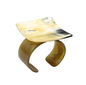 Brazalete de cuerno de búfalo natural Brazalete ancho pulido hecho a mano para colecciones de joyería de moda unisex, Bohemia y étnica - Product Image 1