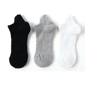 Vente en gros de chaussettes de qualité supérieure avec logo personnalisé Chaussettes en coton colorées de haute qualité avec compression pour hommes avec logo personnalisé en nylon - Product Image 2