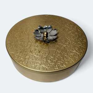 กล่องใส่เครื่องเทศและผลไม้แห้งโลหะทรงกลมลายนูนสองชั้นหรูหราพร้อมช่องใส่ของที่ผลิตในอินเดีย - Product Image 2