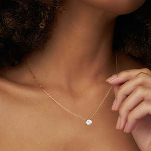 Magnifique collier pendentif solitaire à quatre griffes avec diamant de laboratoire rond de 1,00 carat E-F VS en or 14 carats pour mariage et anniversaire - Product Image 3