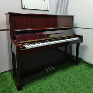 เปียโนยามาฮ่า W108BS สีแดง รุ่นญี่ปุ่น สีมะฮอกกานี เปียโนมือสอง ระบบกลไกที่ราบรื่นและดีไซน์คลาสสิก - Product Image 1