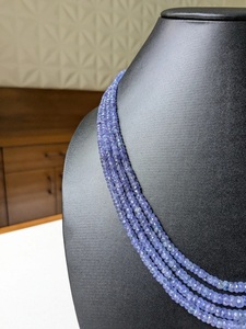 Collier de luxe en perles fines plaqué platine personnalisé fait main à 4 rangs avec perles rondes facettées en tanzanite 100% naturelle - Product Image 2