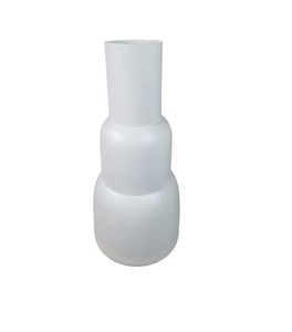 Florero de metal de belleza atemporal con detalles artísticos hechos a mano, ideal para acentuar espacios de diseño de interiores con estilo - Product Image 4