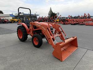 รถแทรกเตอร์คูโบต้า L2501F ปี 2022: กำลังขับ 25 แรงม้า ระบบเกียร์ พร้อมประสิทธิภาพการใช้น้ำมันเชื้อเพลิงที่ดีเยี่ยมและสมรรถนะที่ทนทาน - Product Image 3