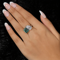Bague Toi et Moi en or 14 carats avec deux pierres de diamant, émeraude verte fantaisie et poire blanche, diamant de laboratoire de 2 carats