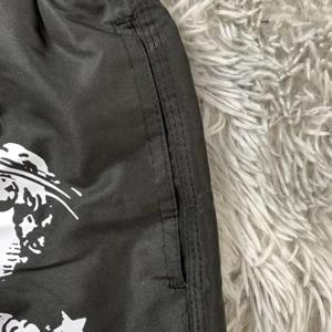 Short de bain noir avec poches et cordon de serrage pour homme, décoration vintage sérigraphiée, service OEM - Product Image 6