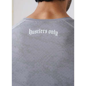Camiseta Deportiva de Cuello Redondo para Hombre, Color Gris Acero, Ajustada, de Secado Rápido, con Logotipo Serigrafiado en la Parte Delantera - Product Image 6