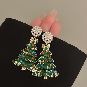 Orecchini Pendenti Evan a Forma di Albero di Natale per Donne, in Lega di Zinco Placcata Oro con Fiocco Smaltato, Perla e Strass, per Feste Natalizie - Product Image 4