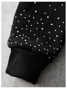 Sweat à capuche personnalisé pour homme en noir avec strass |   Streetwear Premium |   Vente en gros pour la revente |   Fabricant et fournisseur de vêtements OEM - Product Image 3