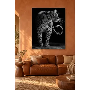 Impression sur toile de Fida, leoparde se retournant sur fond noir - Product Image 2