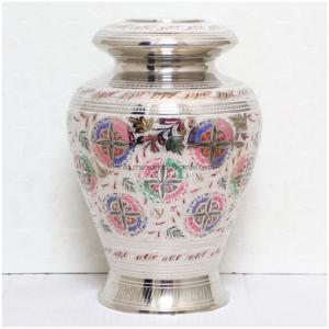 Urna de cremación de latón de mejor grado Patrón grabado hecho a mano para cenizas humanas Suministros de urna funeraria de metal de la India - Product Image 1