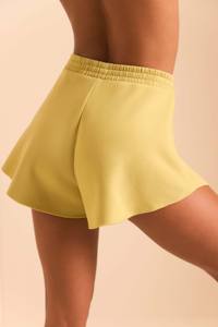 Short de survêtement pour femme vert matcha au design unique Short de fitness taille haute doux et respirant pour femme - Product Image 4