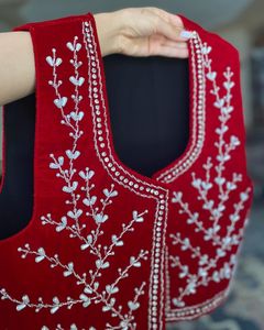 Veste pour femme ornée de perles avec influence turque - Product Image 1