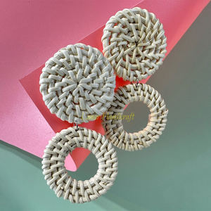 Pendientes colgantes Elegante forma de rafia Función de boda de moda y uso diario para fiesta Hecho a mano en Vietnam - Product Image 5