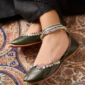 Khussa Antideslizante de Diseño Plateado de Alta Calidad con Parte Superior de Cuero Sintético y Entresuela de Cuero Genuino Hecho en Pakistán - Product Image 3